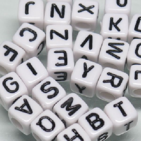 18-012| TOKO-BEADS | Dice-shaped alphabet beads 6mm