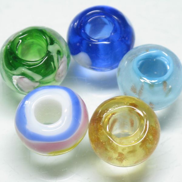 パンドラビーズに使われるガラスビーズで、メタルパーツを付けていない5mm穴のリング型ガラスビーズです。