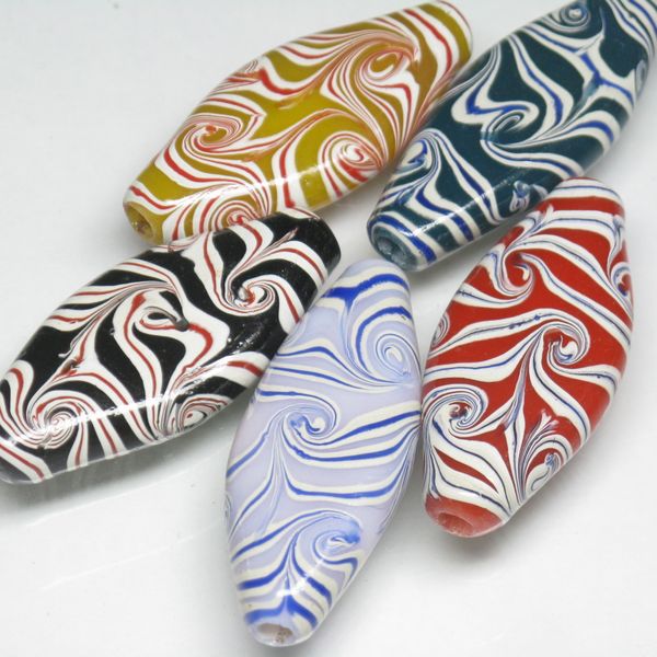 Lip-shaped Lampwork glass beads with batik pattern made in Java, Indonesia. It is a product number with a large variation in shape because it is all handmade by burner work in a tropical Java workshop.