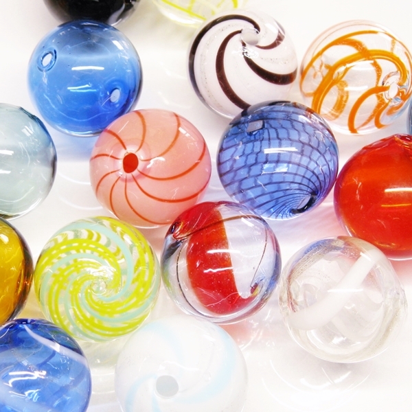 Hollow glass (blown glass beads) Round lampwork bead. TOKO-BEADS named it soap bubble beads. Beads of various sizes are listed.