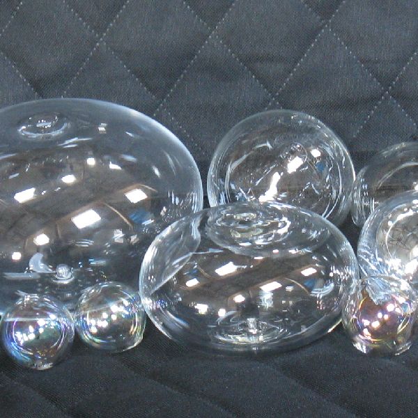 大型中空グラスバブル（35mm～150mm）です。国内の工房で吹きガラスの技法で生産された装飾用の大型の泡状のガラスビーズです。楕円型・丸形があり、表面にラスター加工したものやガラス内部に気泡を閉じ込めたものなど様々です。
