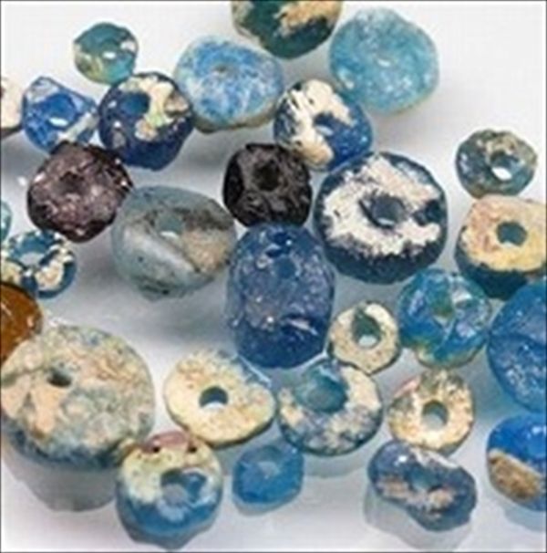 Thin fragments of Roman glass beads from Afghanistan are processed and shaped into a disk shape with a hole in the center. The silver glass surface, which has been buried in the soil for a long time, emits a beautiful light.