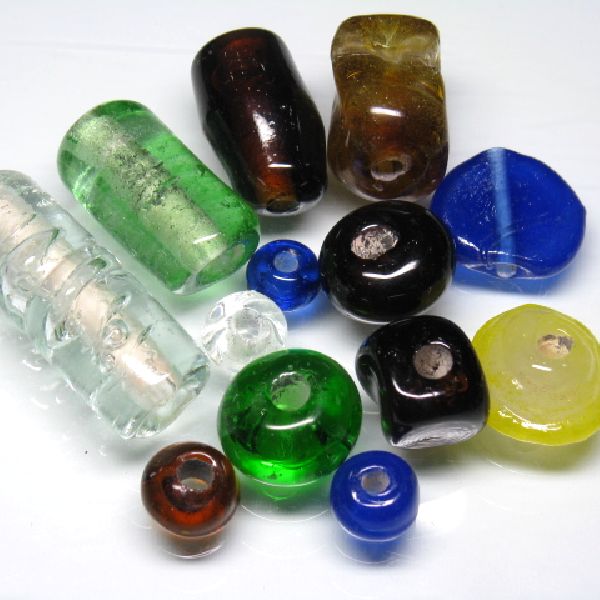 ケニアリサイクルガラスビーズ。リサイクルガラスを使ったビーズを紹介しています。ガラスビーズの製法はさまざまですが、まれに溶かさずに破片を整形して穴を開けてビーズに仕立てる方法がとられまが、このケニア産のビーズはいったん溶かしたリサイクルガラスを成型したもののようです。